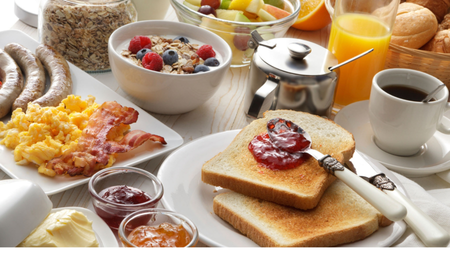 Kahvaltılık yiyecekler içeren bir sofra