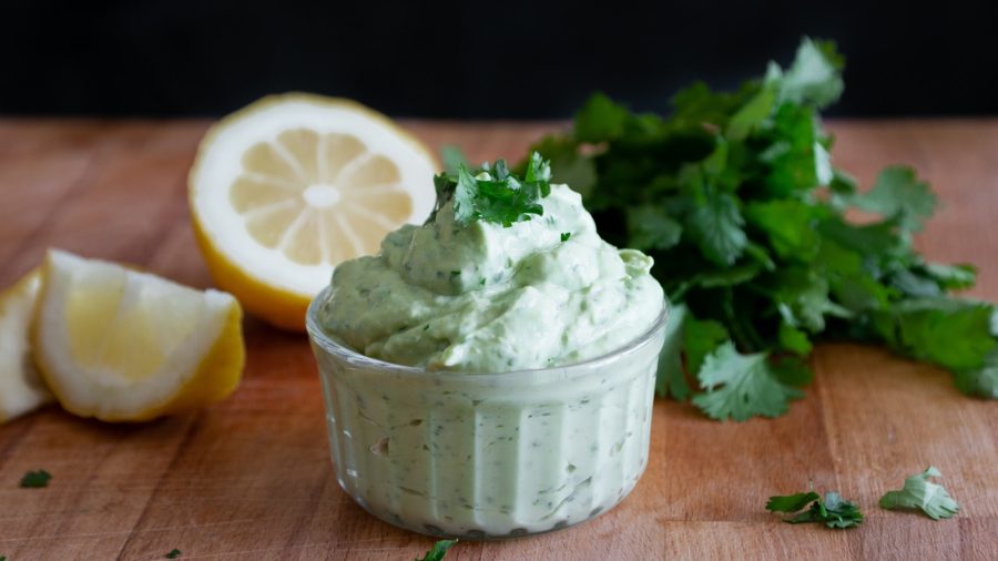 Maydanoz ve limon kullanılarak yapılmış beyaz bir dip sos.