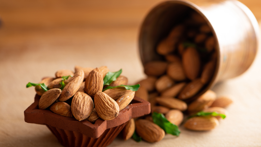 Küçük bir kovadan dökülen bademler fotoğrafı